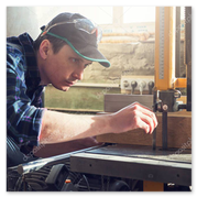 Controllo qualità su componente di arredo