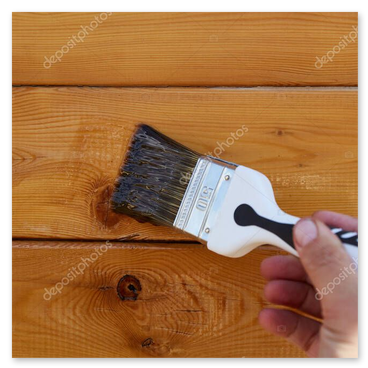 Finitura manuale di un’anta in legno