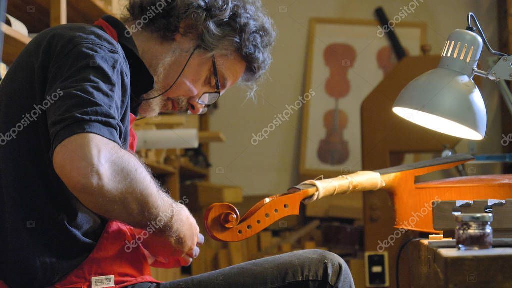 Dettaglio di lavorazione artigianale del legno