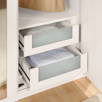 Dettaglio interni armadio con cassetti e LED